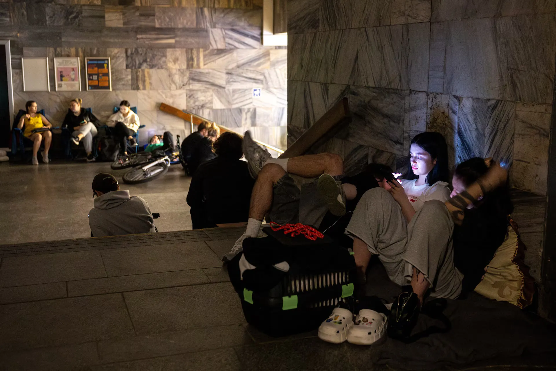 Люди ховаються на станції метро під час атаки російського безпілотника на тлі нападу Росії на Україну, у Києві, Україна, 17 червня 2025 року.